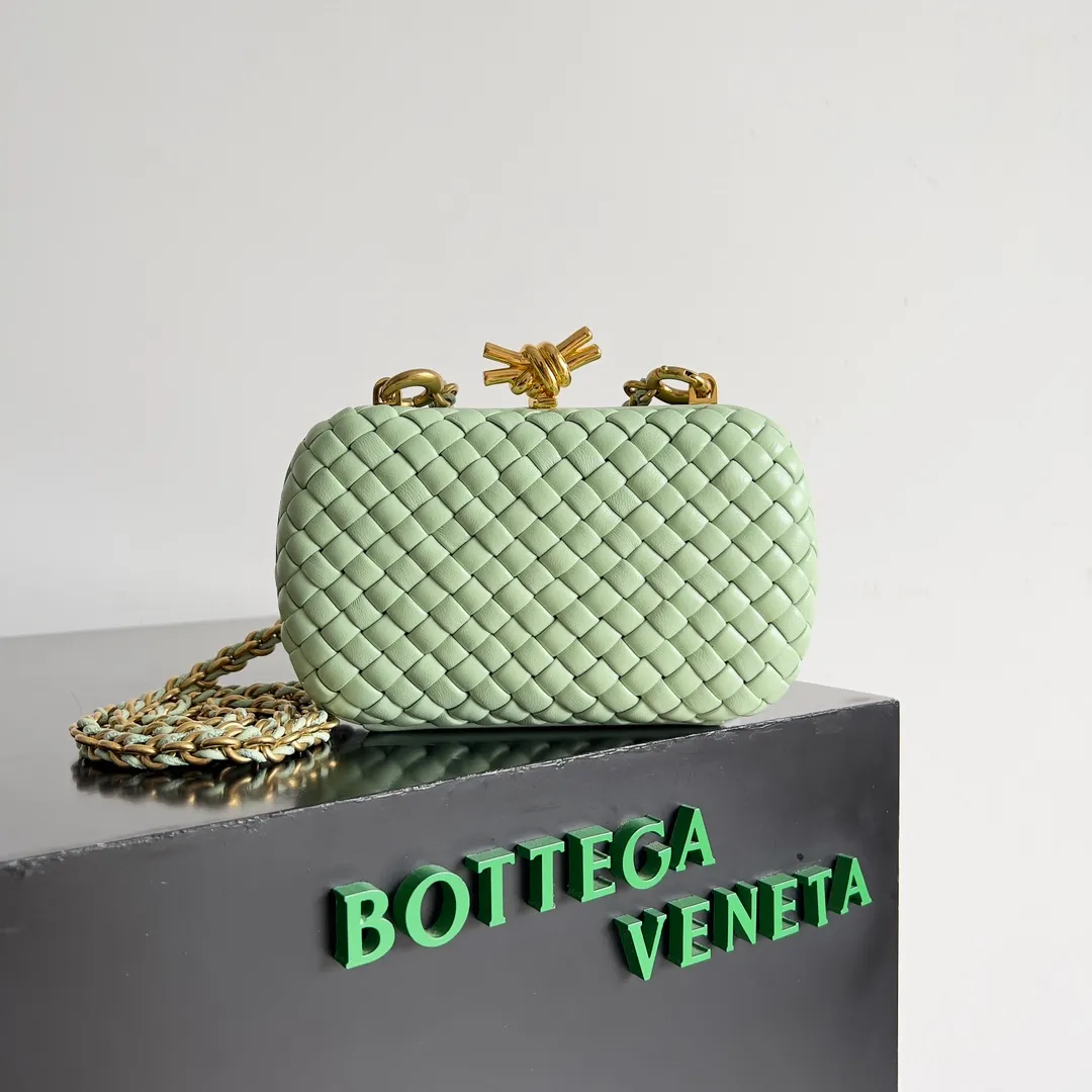 Batch 2260 BOTTEGA VENETA KNOT evening bag chain version for women is now on the market! Delicate and elegant, soft and powerful, this bag is definitely a representative of intellectual women. As an evergreen model of BV, the blessing of the chain is the icing on the cake. The classic weaving once again interprets the unique craftsmanship (the chain can be disassembled separately). Style number: 776662 Size: 19*11.5*5cm